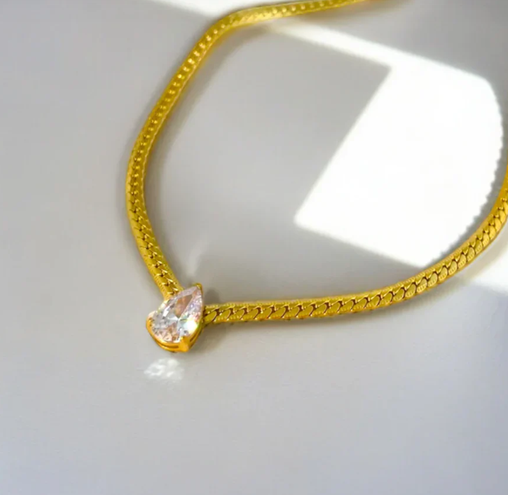 Collar Dorado con Gota de Cristal